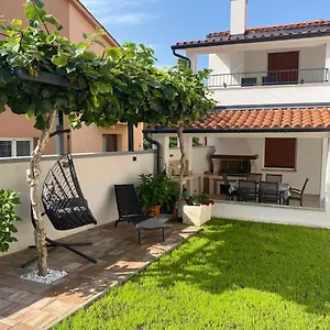 Apartament Family, Peroj